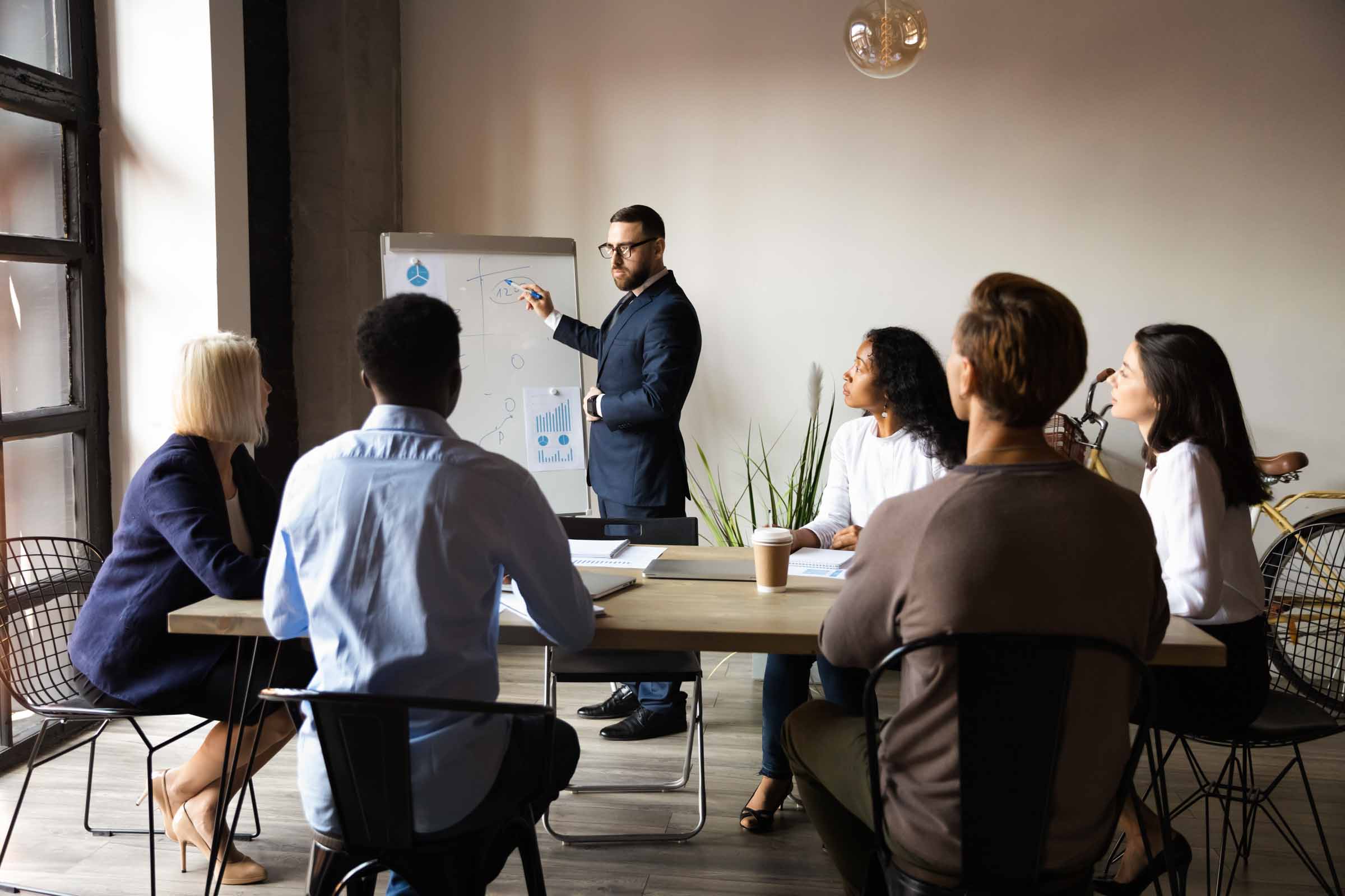 Bättre presentationer under digitala möten med hjälp av kraften i storytelling. Coaching, kurs och utbildning hos oss på Storypower.